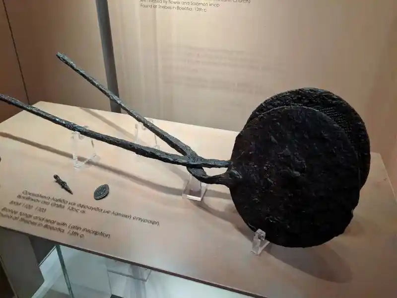 Iron tongs and seal for stamping the Host